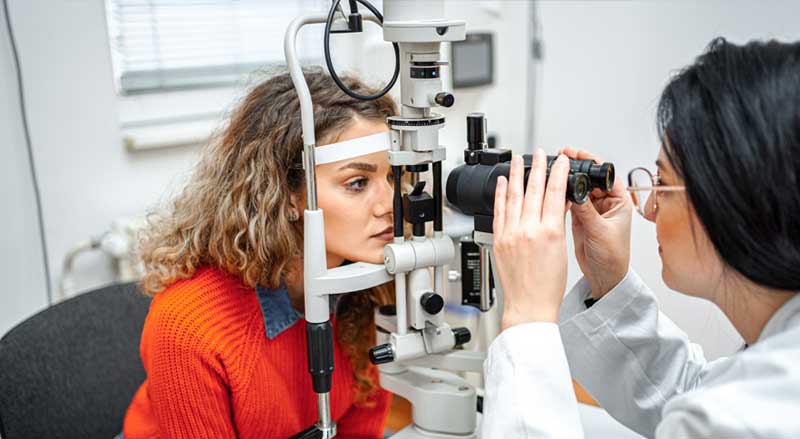 A woman having an eye test at an eye doctors’s office