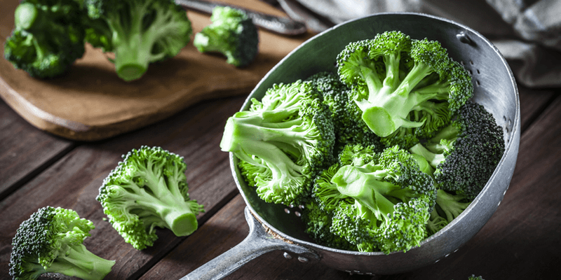foods-with-vitamin-e, raw cut up broccoli florets
